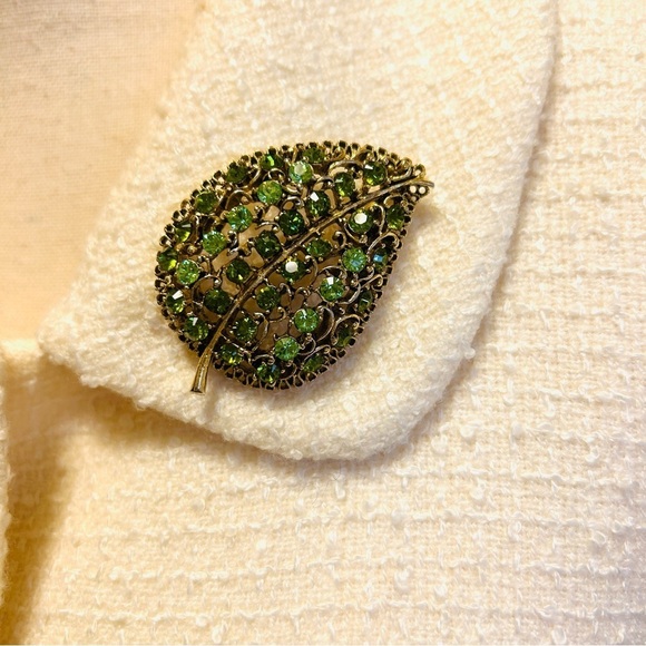 Vintage Leaf Brooch Green Emerald Glass Rhinestone Leaves Pin Goldtone Filigree - Picture 3 of 12